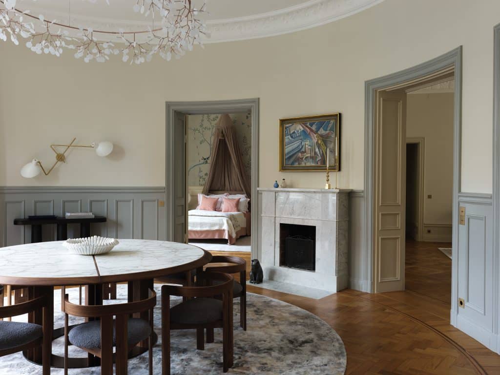 Matrum med öppen spis och insyn i sovrum, kök och vardagsrum - Dekå Entreprenad hjälper dig att totalrenovera villa i Stockholm