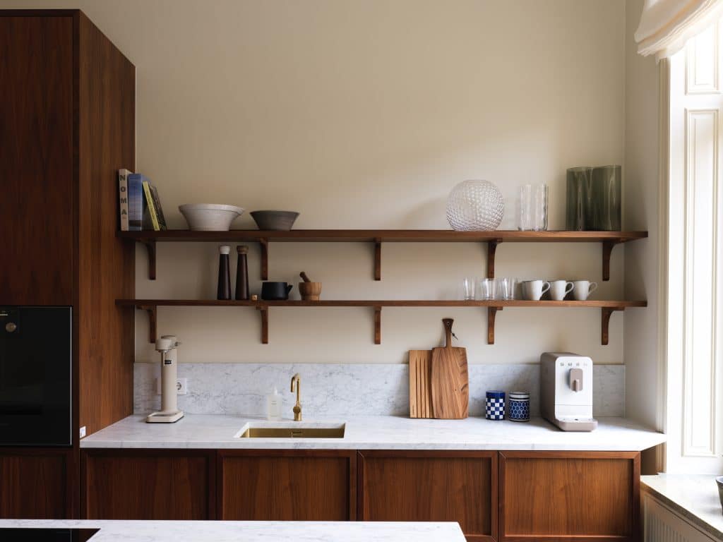 Modernt kök i trä med sidkbänk i marmor - Dekå Entreprenad hjälper dig med totalrenoveringen av din villa i Stockholm