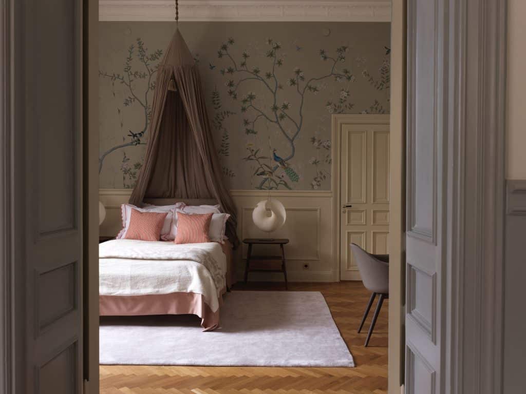 Sovrum i beige och gröna kulörer skapar ett varmt och mysigt intryck - Dekå Entreprenad hjälper dig med totalrenoveringen av din lägenhet eller hus i Stockholm