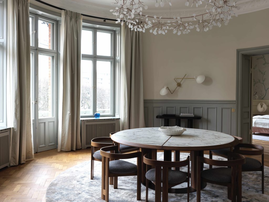 Matplats med rundat bord i marmor och vackert ljusinsläpp - Dekå hjälper dig att totalrenovera din lägenhet för ett enhetligt intryck