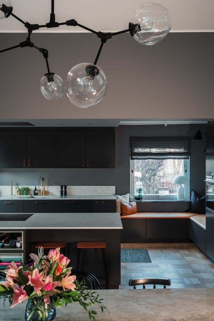 Tillbyggnad och renovering av kök i stilren grå färg