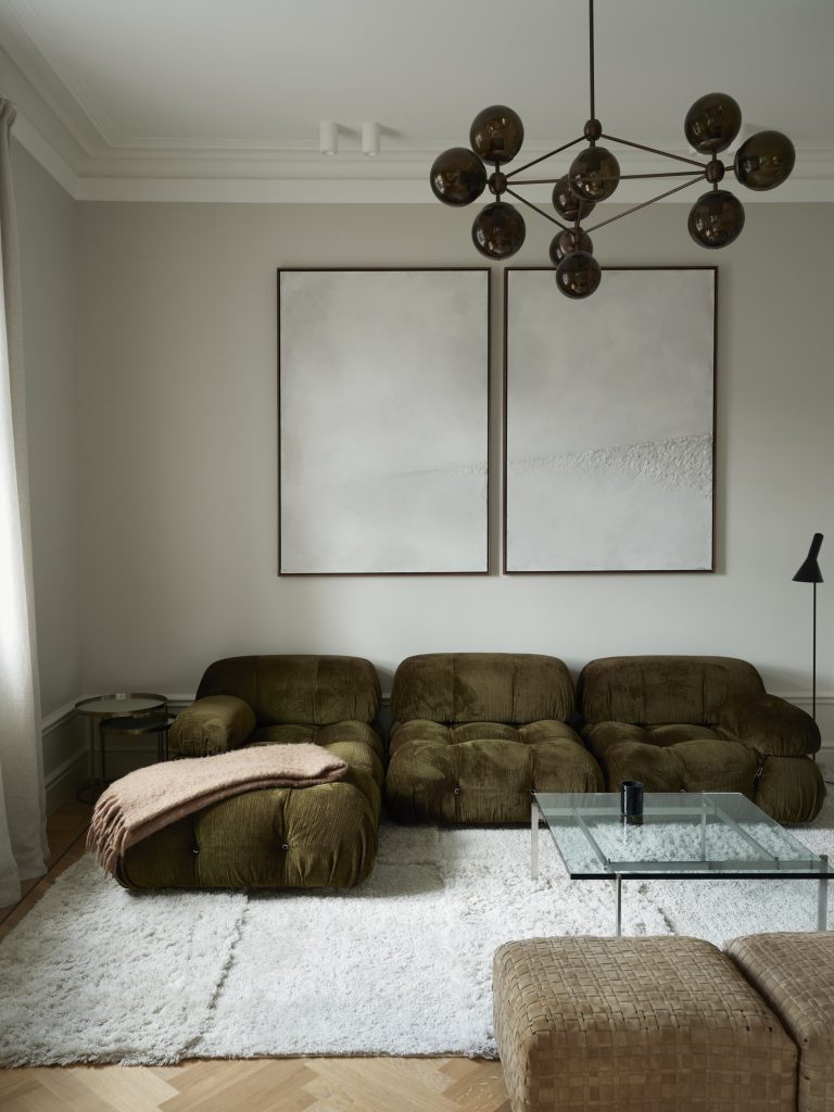 Vardagsrum med härliga mjuka mattor och en klassiskt brun soffa - lev ut dina drömmar under totalrenoveringen