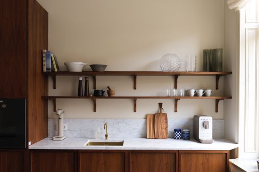 Modernt kök i trä med sidkbänk i marmor - Dekå Entreprenad hjälper dig med totalrenoveringen av din villa i Stockholm