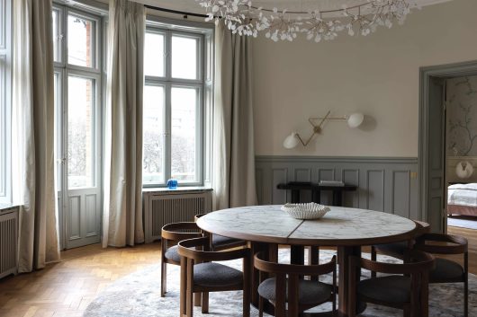 Matplats med rundat bord i marmor och vackert ljusinsläpp - Dekå hjälper dig att totalrenovera din lägenhet för ett enhetligt intryck